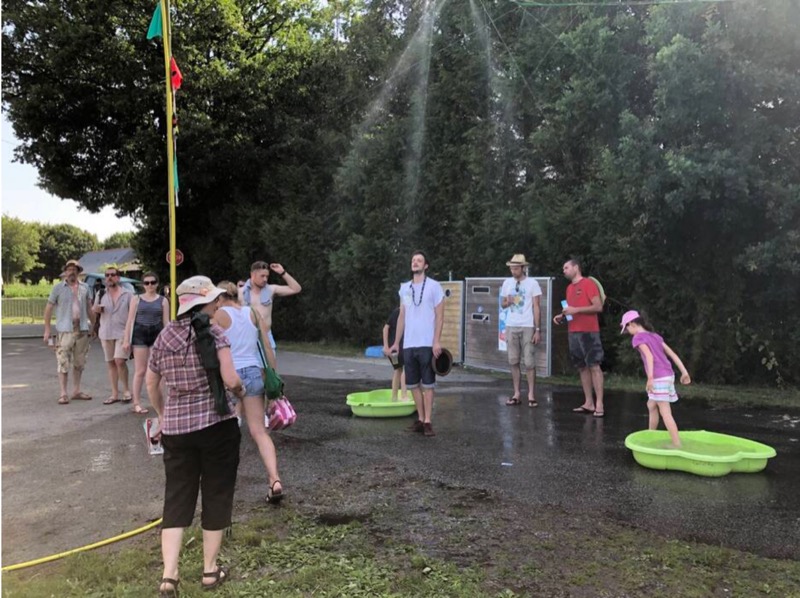 Sous 35 °C, le passage par la case brumisateurs était inévitable. Une citerne à eau était également à disposition des festivaliers, ainsi que des bénévoles dévoués, équipés de vaporisateurs d'eau, qui, tout au long de l'après-midi se sont faufilés dans le public pour le rafraîchir. | OUEST-FRANCE