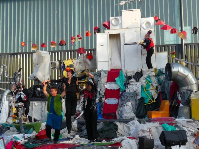 Face au décor grandiose du royaume du roi Midas envahi par les déchets. | OUEST-FRANCE